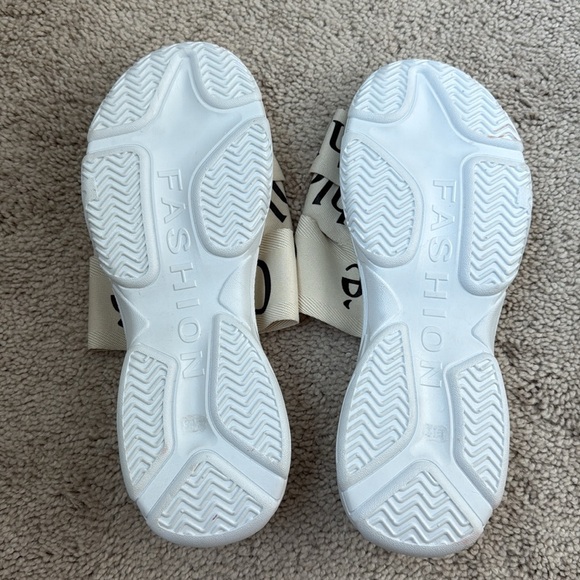 Cute Slides - Dupes - Picture 5 of 5